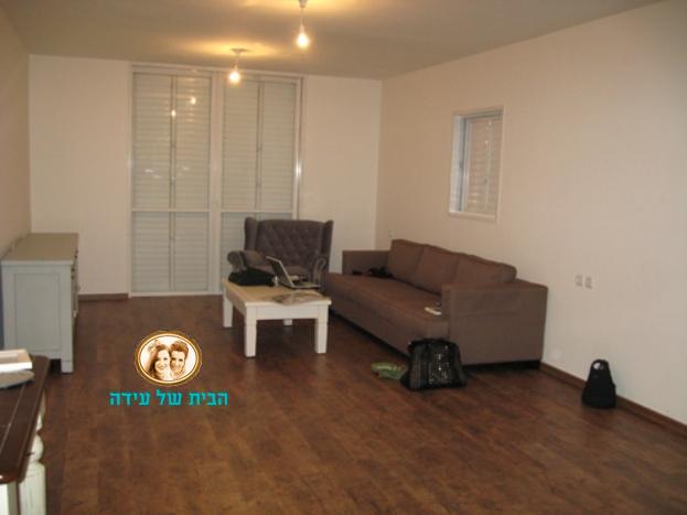 כך נראה הסלון לפני הלבשת הבית