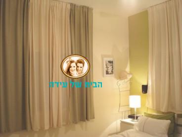 092 וילון משולב בגוונים של ירוק-שמנת
