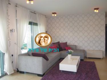 1 סלון בגוונים של סגול-אפור