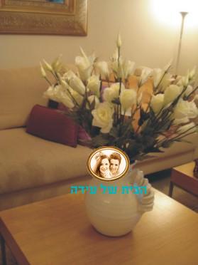 h פרחים לבנים בסלון