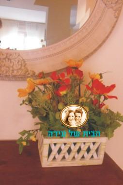 i פרחים בכניסה לבית