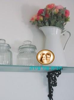 מטבח3 זר פרחים על מדף זכוכית