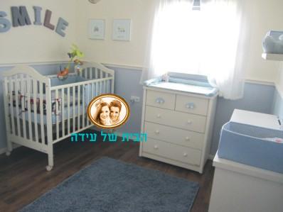 גוונים של תכלת-לבן