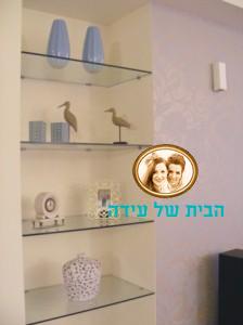 נישה עם מדפי זכוכית