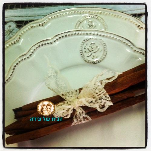 מקלות של קינמון עטופות בתחרה