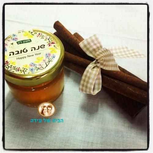 דבש אישי עם מקלות קינמון