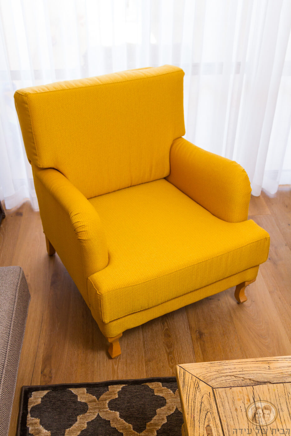 כורסא מרופדת צהובה עם טקסטורה